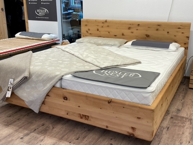 Massivholz-Bettgestell „Antheo soft“ aus Zirbe Massivholz-Bettgestell „Antheo soft“ aus Zirbe